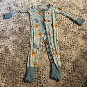 ✨EUC Winnie the Pooh 3-6 month Zippie✨